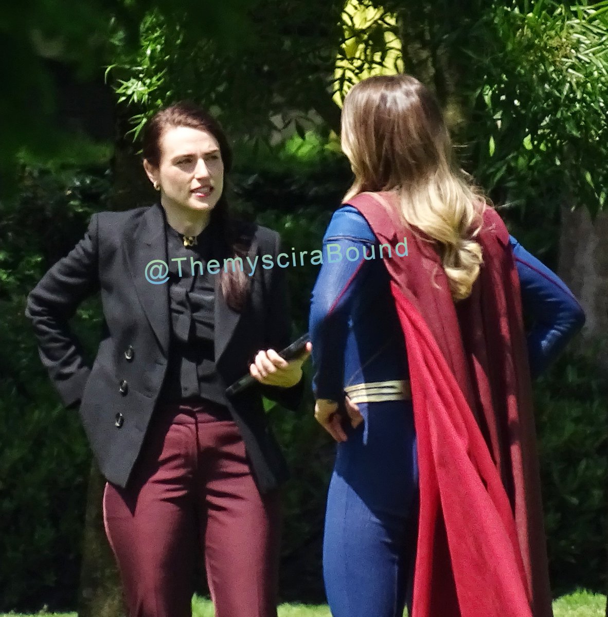 ThemysciraBound's tweet photo. Lena &amp; Kara vs Katie &amp; Mel 🤣

#Supergirl #LenaLuthor #MelissaBenoist #KatieMcGrath #KaraDanvers https://t.co/ZZCF4rgy8h