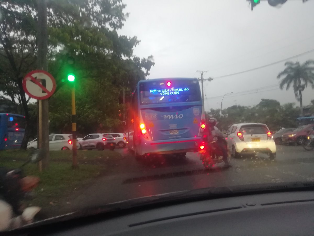 krasengo's tweet photo. @MIOusuarios @METROCALI @MovilidadCali bus MC12165 haciendo giro prohibido en av Simón Bolívar con Cra 86. Las normas de tránsito no aplican para el MIO? https://t.co/cADCNUUQCG