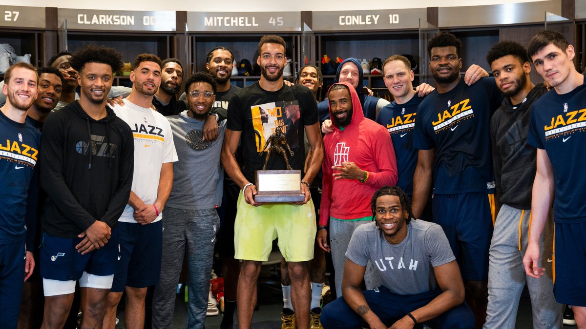 NBAMEX's tweet photo. @rudygobert27 @utahjazz ⛹️‍♂️🔝 @rudygobert27 se convierte en el cuarto jugador en ganar el premio al Jugador Defensivo del Año 🏆🚫🏀 en al menos 3 ocasiones, uniéndose a Dikembe Mutombo (cuatro), Ben Wallace (cuatro) y Dwight Howard (tres). 🤩

#ThatsGame https://t.co/iO9KFi2GjW