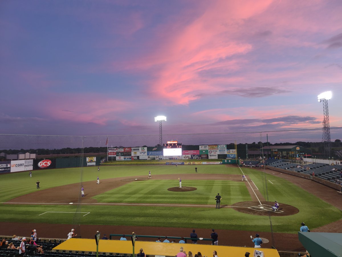 AlexGruberman's tweet image. Reason #1000000 to vote for @GCS_CU, home of the @GatewayGrizzlie for best ballpark 

#BaseballViews

ballparkdigest.com/2021/06/03/clo…