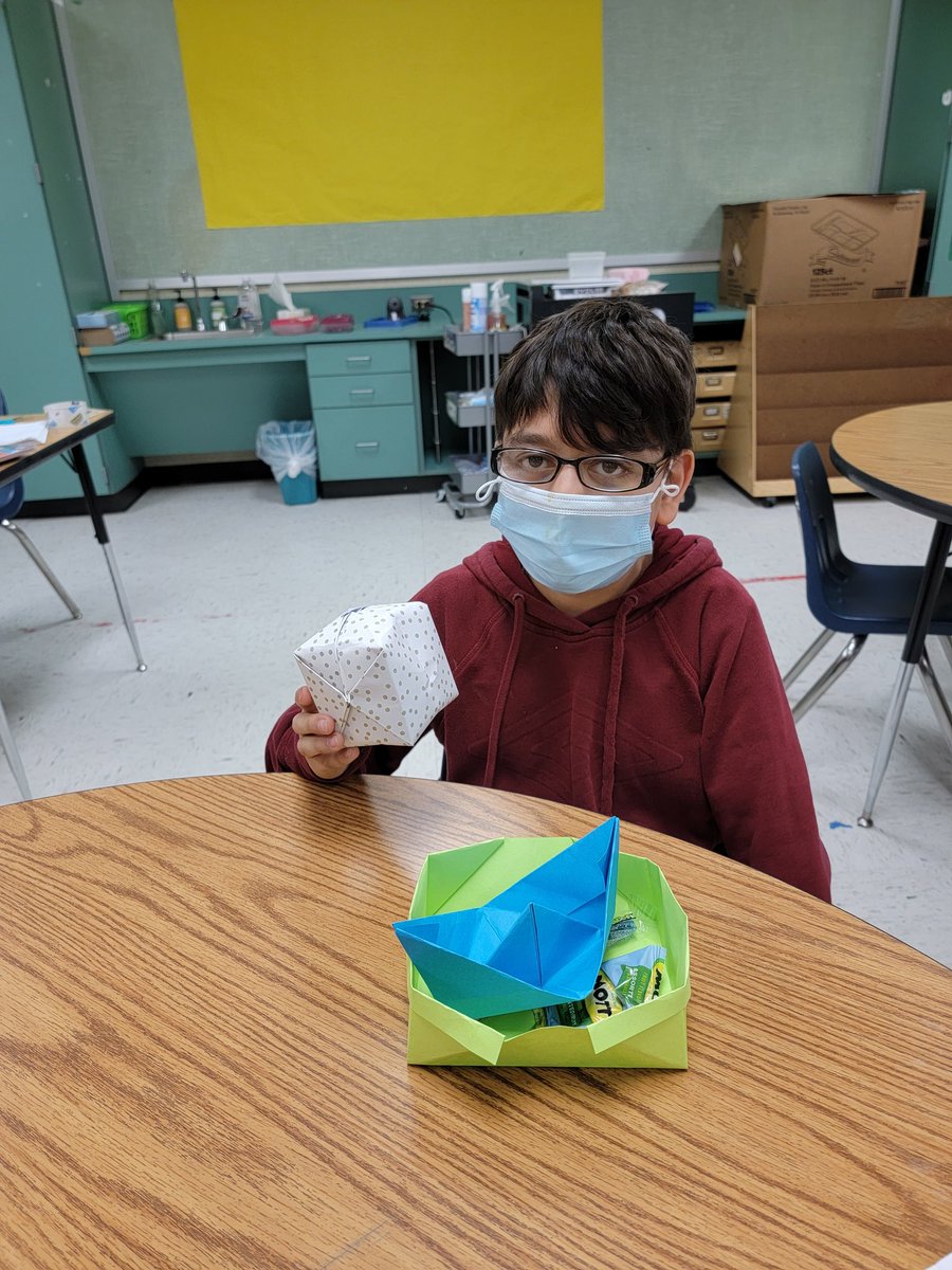 n_rabaya's tweet photo. ORIGAMI..there's nothing quite like a Joy you get from transforming a plain piece of paper into a container, animal, or flower💖Kids @HarrisElem_Aisd having fun during Opportunity Hour🤩 @MaryCrismon @GFTG2021_AISD @DrAnnHill1 @norman_dionisio https://t.co/7ihOdfbKz3