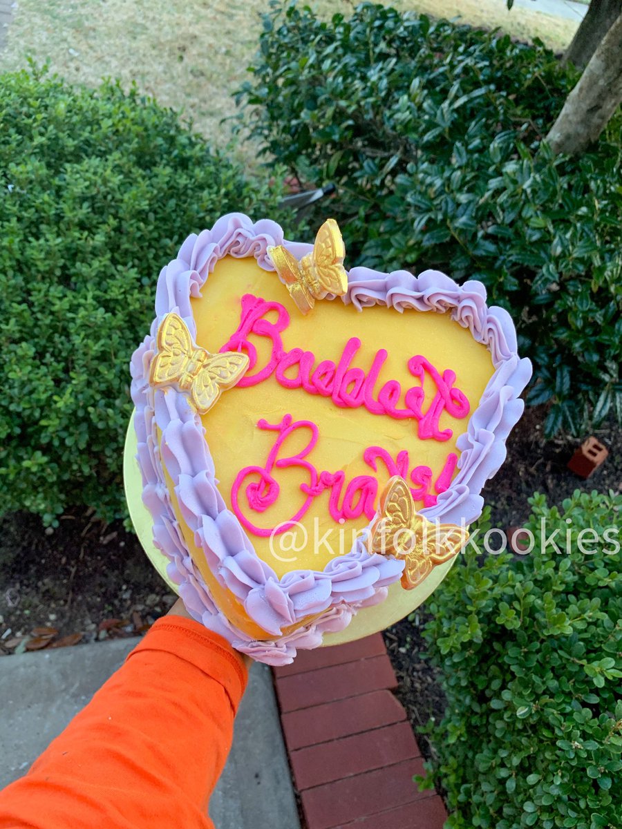 Delisaa101's tweet photo. Can someone order a cake like this? I’m ready to make this again! https://t.co/FgiYNkHMc2