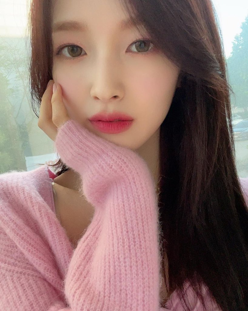 arinniechoi's tweet photo. Let’s meet me again tomorrow on Music Bank, Keuri-deul! 🎀👋🏻 https://t.co/hX6kkj4FPv