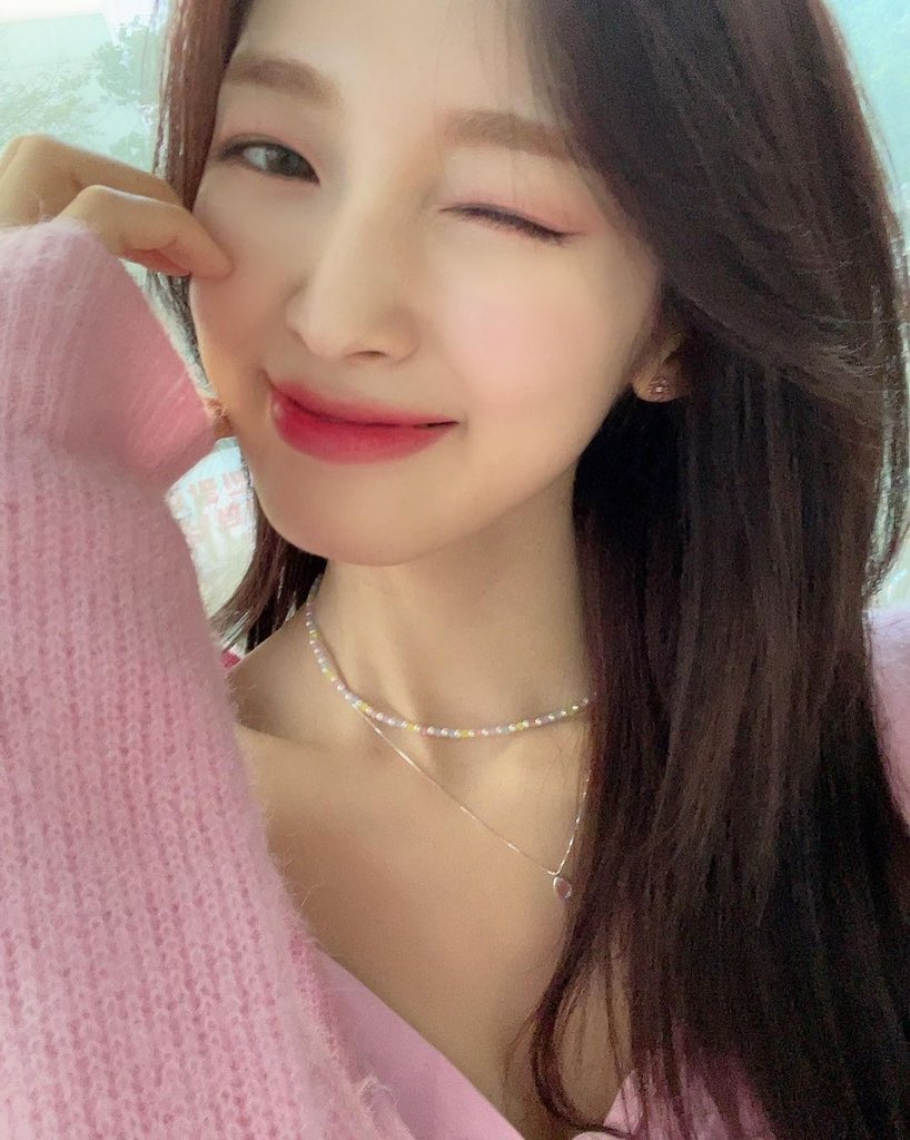 arinniechoi's tweet photo. Let’s meet me again tomorrow on Music Bank, Keuri-deul! 🎀👋🏻 https://t.co/hX6kkj4FPv