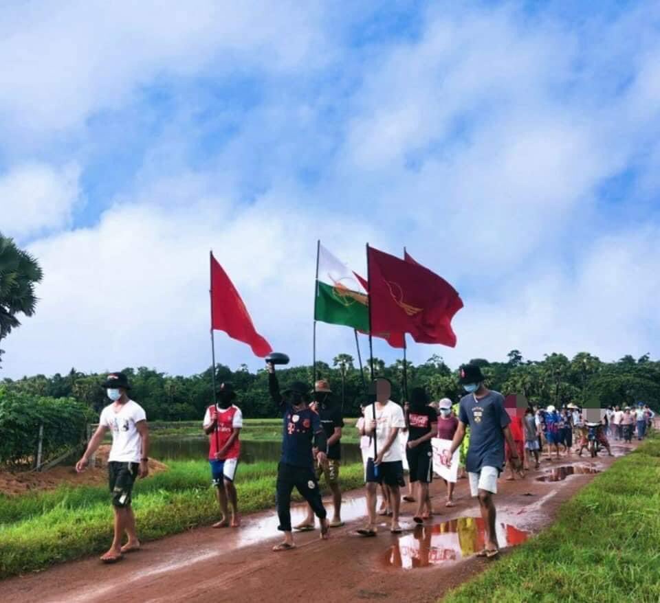 Marching strike was held by local residents in Sat Pye village Launglon township to end the military dictator this morning.  #SaveLives_HelpNGOs  #WhatsHappeningInMyanmar #June10Coup #MilkTeaAlliance