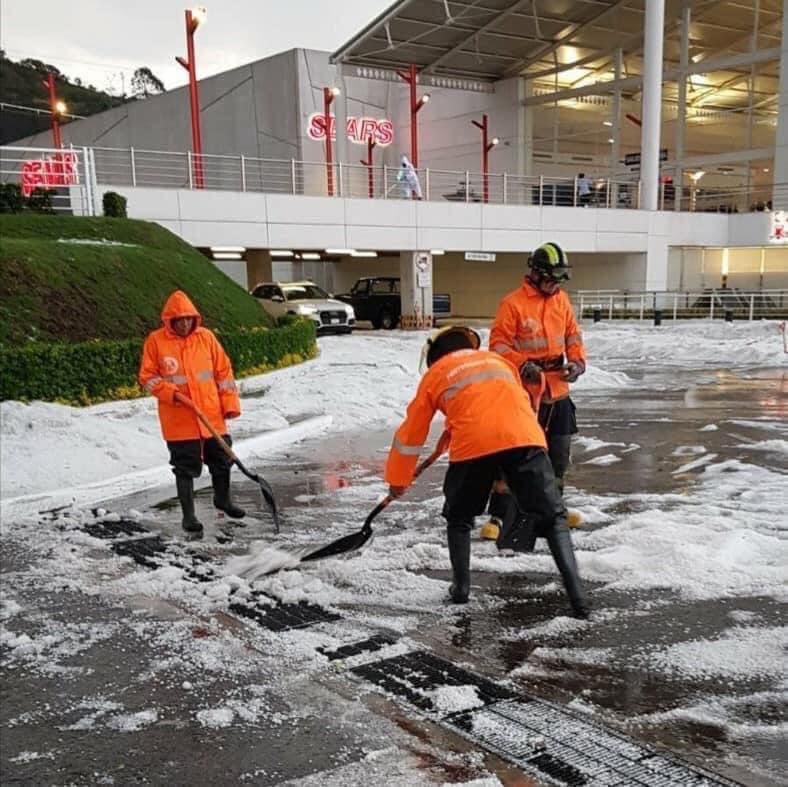 CIUDAD_SATELITE's tweet photo. Así quedó Plaza Galerías después de la fuerte granizada de esta noche https://t.co/rBJ1zO43GR