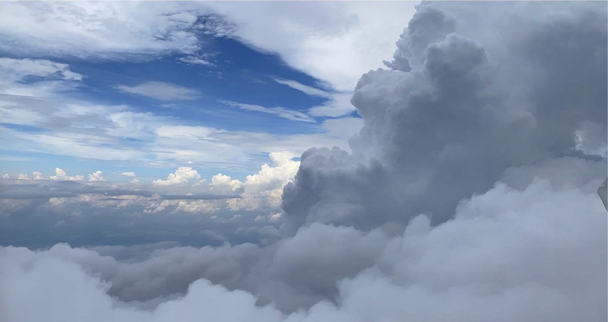 ali_mariah2015's tweet photo. I’m going to start traveling more so I can see the clouds like this again https://t.co/0Z9npjDZXG
