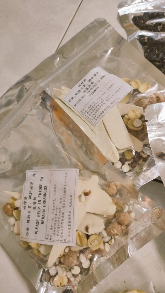 josey0618's tweet image. 【四神汤】🥄
四神汤是坊间经常吃到的佳品，同时也是道温和的药膳，具有健脾开胃、调肝固肾、祛湿清热、补中益气等功效

❓谁适合：
适合心神不宁人士，睡眠质量差人士，受到惊吓的小孩子，及食欲不振人士

请多多支持，感恩有你❤️
#jogohshop 
#herbalsoup