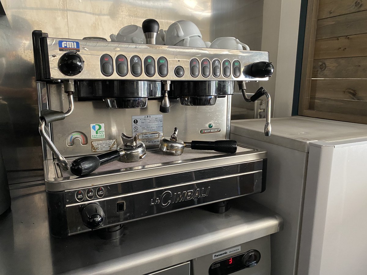 kawagoecoffee's tweet photo. 前のオーナーさんが使われてたチンバリのエスプレッソマシンM29 Select-DTとMazzerグラインダーです。どなたか埼玉県川越まで取りに来られる方はいたら、超超超格安でいかがでしょう？周りに興味ある方いたら、教えてくださいー！ https://t.co/kbz2srvbrk