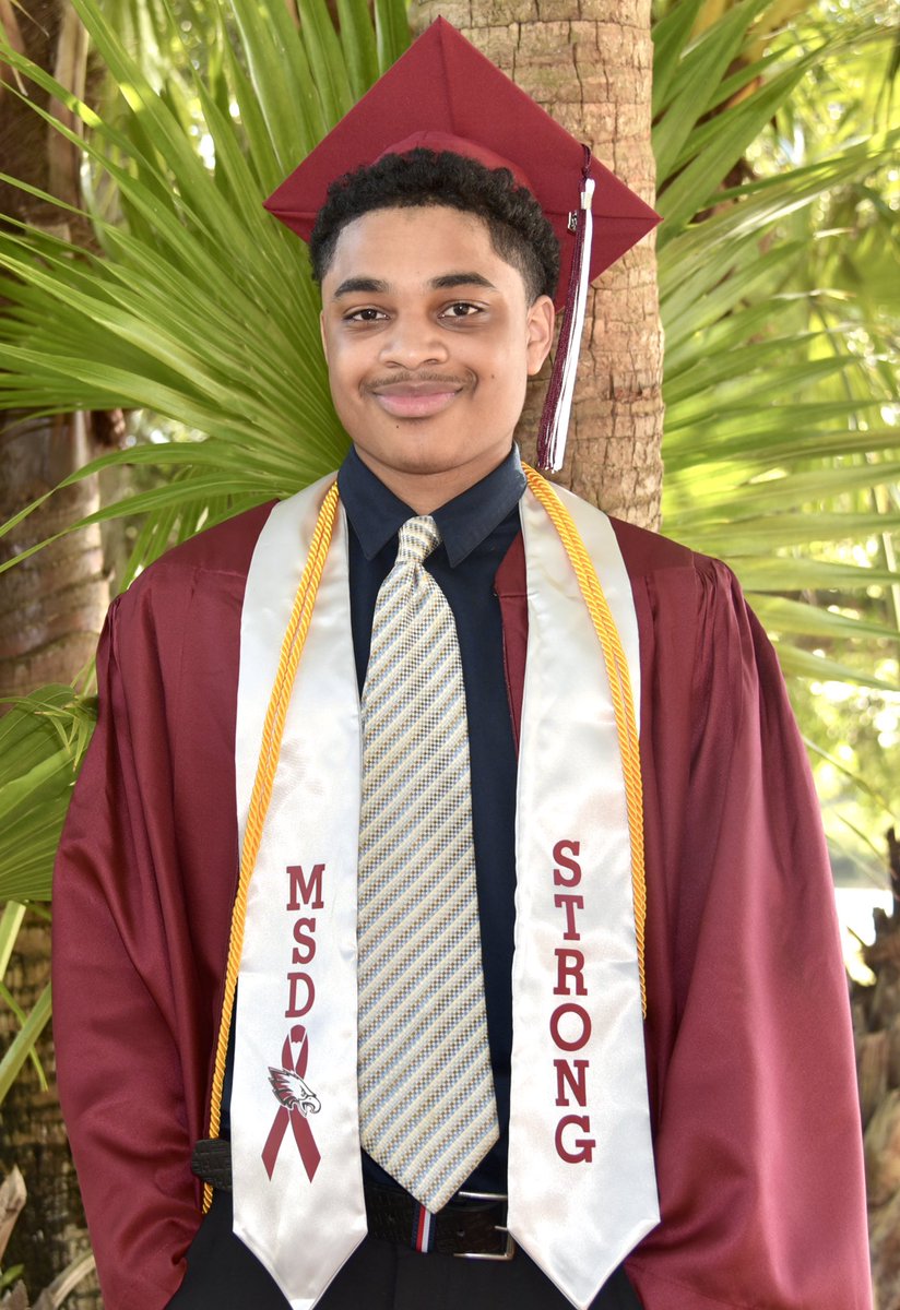 GloThompson's tweet photo. Congratulations to our 2021 Graduates!
Our granddaughter Benazir graduated from Harvard University our nephew Harvey “HJ” from Duquesne University and our grandson Les “Dubby” from Stoneman Douglas High School!What a blessing!They are growing up and getting closer to their dreams https://t.co/kG2gFw8raf