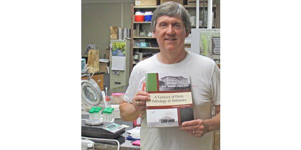 grain_feed's tweet photo. UNL Panhandle Plant pathologist writes book about history of Plant pathology research https://t.co/2COmkQJckE

#Agronomy #AgNews #AgResearch via @AgClips https://t.co/YQiLY0l4PV