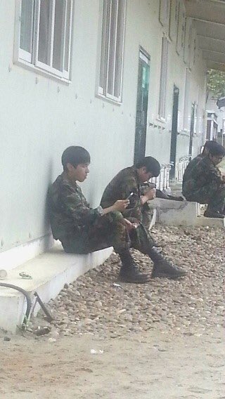 와 이거머노 ㄷㄷ 
나이아저씨군복입은거좋아햇네 。