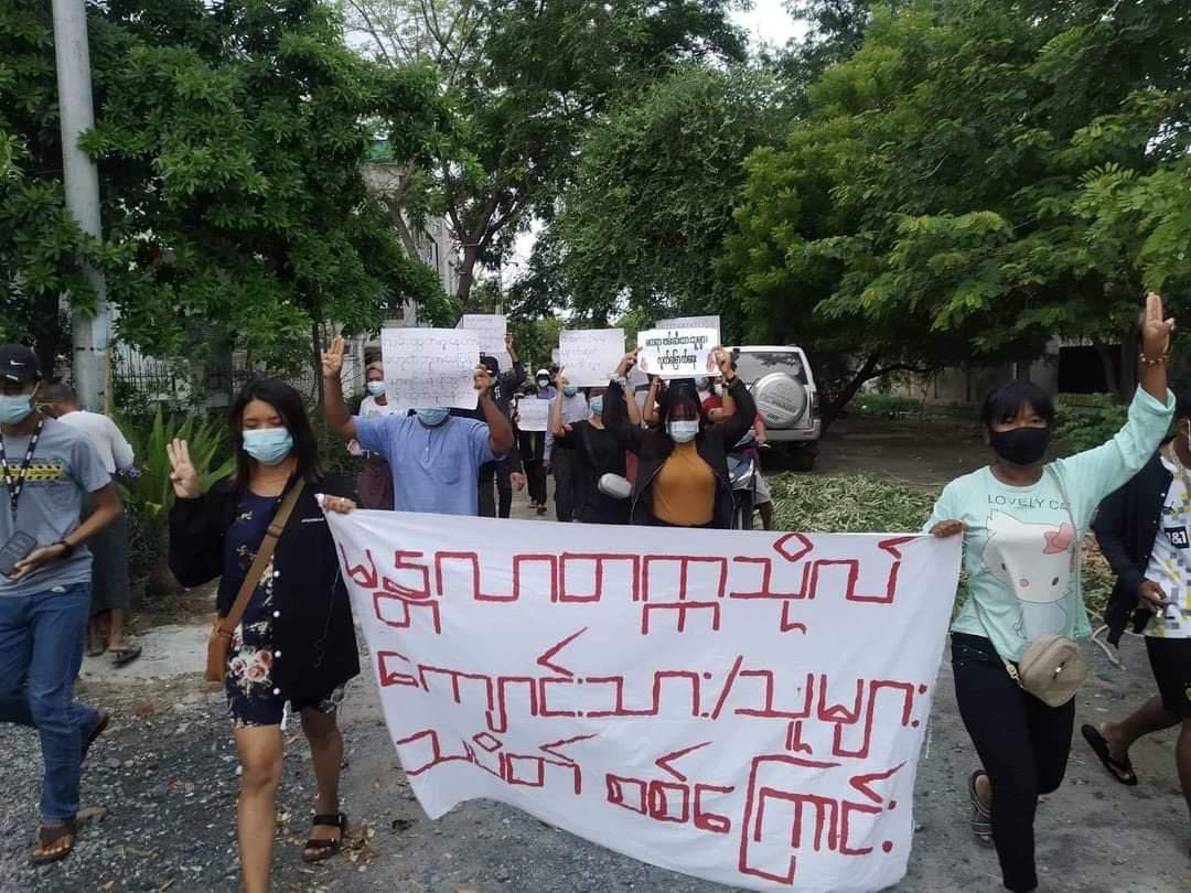 hannayuri_twt's tweet photo. Mandalay University students march on the morning of June 10 to protest against the military dictatorship.

#June10Coup #WhatsHappeningInMyanmar https://t.co/biFeQxnyv0