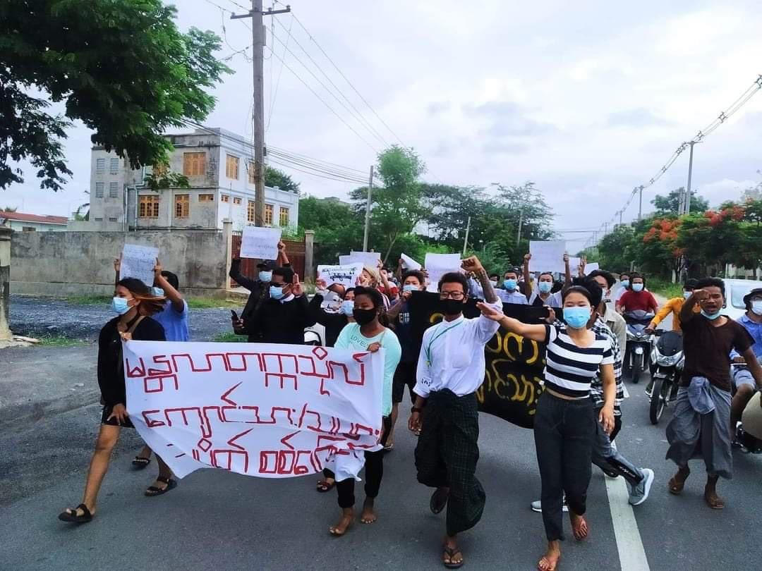 hannayuri_twt's tweet photo. Mandalay University students march on the morning of June 10 to protest against the military dictatorship.

#June10Coup #WhatsHappeningInMyanmar https://t.co/biFeQxnyv0