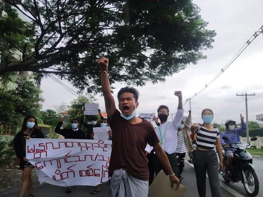 hannayuri_twt's tweet photo. Mandalay University students march on the morning of June 10 to protest against the military dictatorship.

#June10Coup #WhatsHappeningInMyanmar https://t.co/biFeQxnyv0