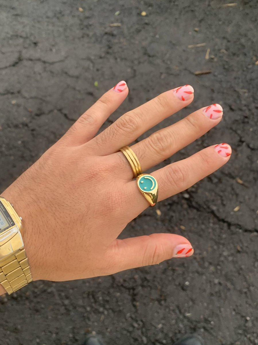 mezcalitoz's tweet photo. Miren mis uñas, son unos chiles. 🌶 https://t.co/A6d9ZJxHZA