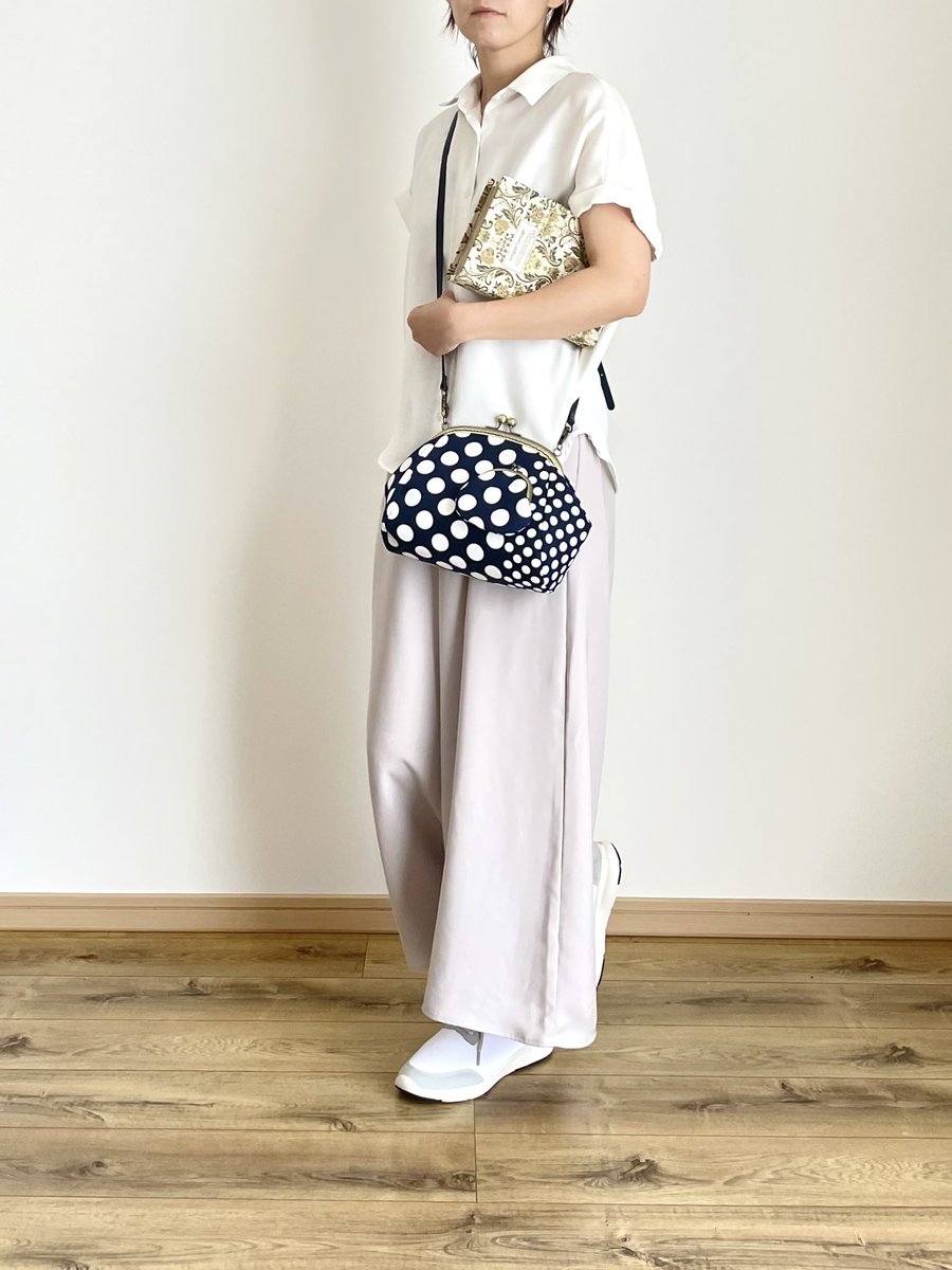 dotplus2019's tweet photo. 今日はサロペットの着回しコーデ。ワイドパンツ風にしてみました✨
暑い日は見た目だけでも爽やかな色にしたくなります♪
そんな時のアクセントにモノクロのバッグを。
がま口バッグ
https://t.co/ygHyMkbQII
#がま口 #ドット #水玉 #dotplus #今日のコーデ https://t.co/mS1D5KviWu