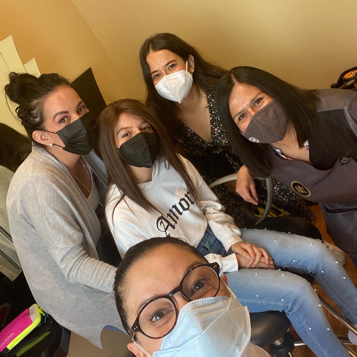 AyudameaSonreir's tweet photo. Cuando las niñas son tocadas por la enfermedad, la caída del cabello es una de las dificultades más complejas de vivir.
#ASAC sabe que son hermosas tal cual son por lo que las #pelucasASAC se convierten en un accesorio que las acompaña en su camino.
#CáncerInfantil. #SueñosASAC https://t.co/XRASi6YTFL
