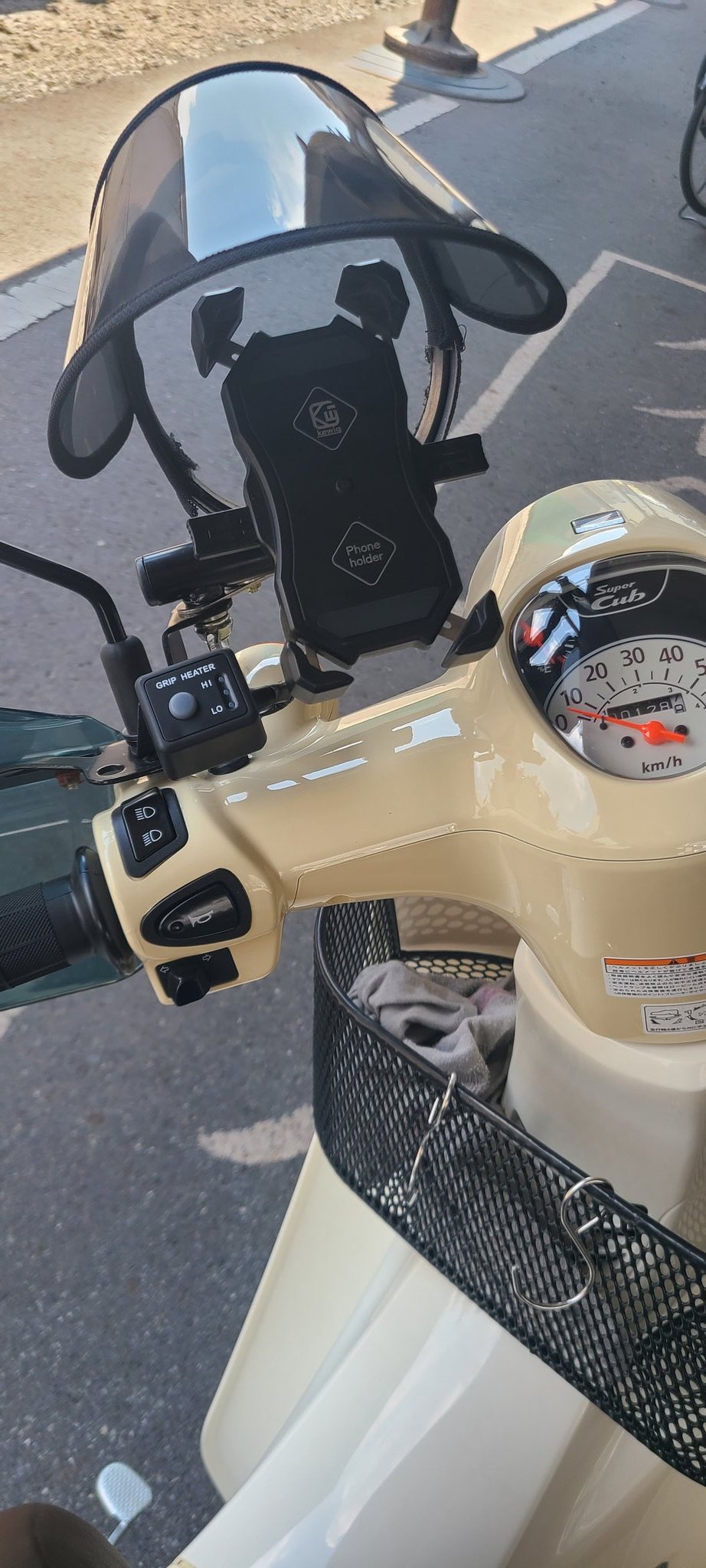 ハタマンaw 副業ue配達員 正解はスマホの日除けでした Tlで見たダイソーのサンバイザーを取り付けました 強度はどれくらか分からないけど一夏超えるまで頑張ってくれれば T Co Oefumctv3t Twitter ハタマンaw 副業ue配達員 正解はスマホの日除けでした Tlで見たダイソーのサンバイザーを取り付けました 強度はどれくらか分からないけど一夏超えるまで頑張ってくれれば T Co Oefumctv3t Twitter