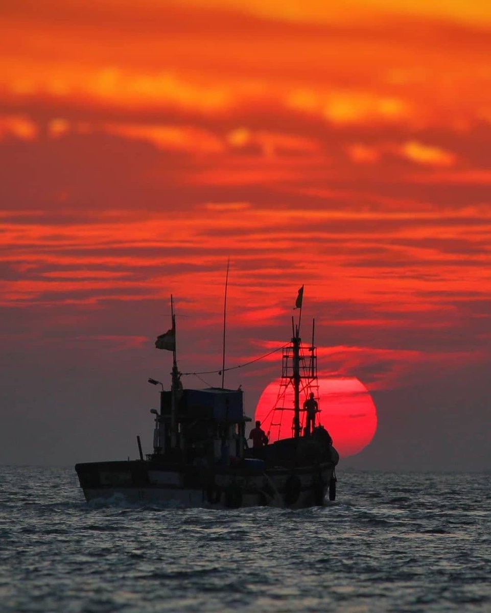 LocalziOfficial's tweet photo. That moment of red blazing sunset after a long day keeps us reminded to take rest and prepare for an amazing next day
@acharyaswapnil 
took an amazing shot from the beaches of belekeri
#localzi #travel #karnataka #travelkarnataka #amazingkarnataka #travelindia #tourism https://t.co/xHohNxhs0g