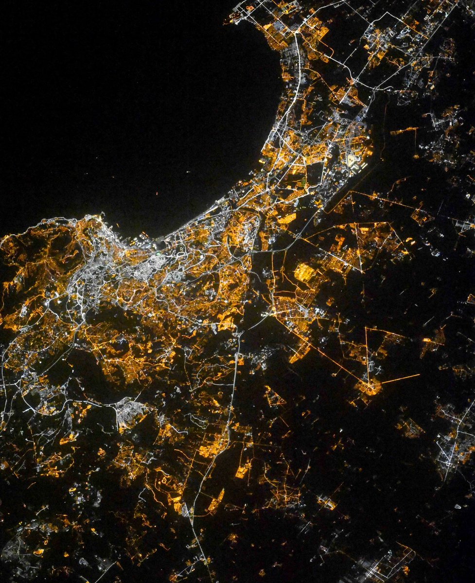 novitskiy_iss's tweet image. A beautiful white city by the blue sea!

We are flying over the capital and largest city of the state of Algeria — #Algeria. This is a staircase city as it is located in the hills and there are many small and large staircases everywhere.