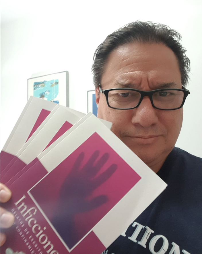 edicionesaguam1's tweet photo. ¡Alegría! Cuando los libros se van allende el mar... Gracias a Leonel Monzón por #leer y difundir nuestras Inficciones en #España. #Libros #cuentos #Escritoras #LatinoAmerica #USHispanics https://t.co/jWHzG3lEj1