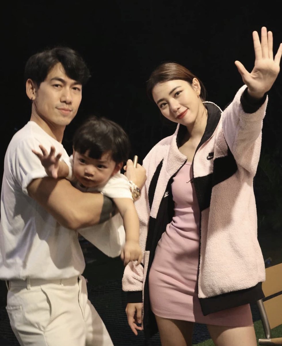 UnderbedDara's tweet photo. ชีนิวออกมาเคลียร์ข่าวลือว่าเลิกกับเพชรจ้าแล้วอยู่ด้วยกันเพราะดูแลลูก

"เรามีปัญหากันจริง ทุกบ้านก็มีปัญหาเนอะ อยู่ที่ว่าบ้านนั้นจะแก้ปัญหากันยังไง เราก็กำลังแก้ปัญหาในเวย์ของเราอยู่ แต่ว่าไม่ได้มีเรื่องมือที่ 3 และไม่ได้ทะเลาะกันด้วย จบนะ"

Cr. https://t.co/fqKdrvJYcj https://t.co/Exn2VaAl4M
