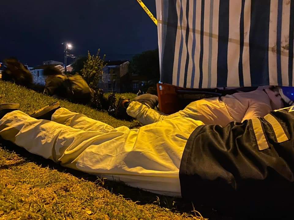 MarianaCollaz16's tweet photo. ⚠️ Urgente ⚠️ 
Bogotá - Junio 9

¡¡¡Están disparando a la misión médica en el Portal Resistencia!!!8:47 de la noche. #ColombiaSOSDDHH #CopaAmerica2021 #URGENTE https://t.co/a7GqQemncJ