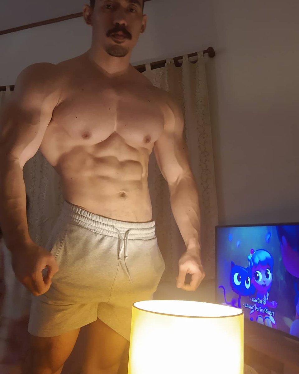 pucidalucida123's tweet photo. Which one is the best light + pose combo? 🤔 https://t.co/nf6XtQyxki