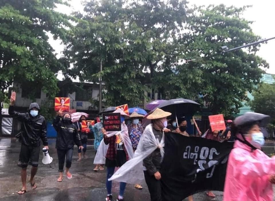 Despite the rain, people in #Kale, #Sagaing Region marched in protest at the military regime on Thursday. Civilian fighters in the town have mounted an armed resistance against the regime. (Photo: CJ) 

#WhatsHappeningInMyanmar