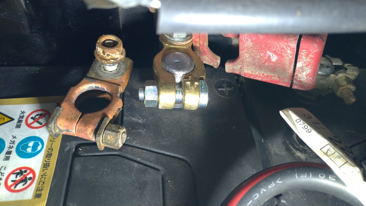 デーボン自動車整備工場 車検整備で意外と見落としがち なバッテリーターミナル 緑青ひどかったのを清掃したら T Co Yybqwvoxke Twitter