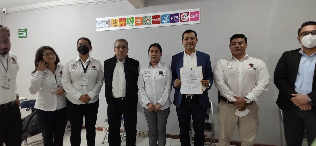 LUISALFONSOSR's tweet photo. Con gran gusto recibo la constancia que acredita el triunfo de #morena y de la #esperanza en el Distrito XIV de Oaxaca de Juárez.
¡Sigamos trabajando por más bienestar!
¡Viva morena! ¡Viva la #4T! y ¡Viva #Oaxaca! https://t.co/3Z8pZZIPW0