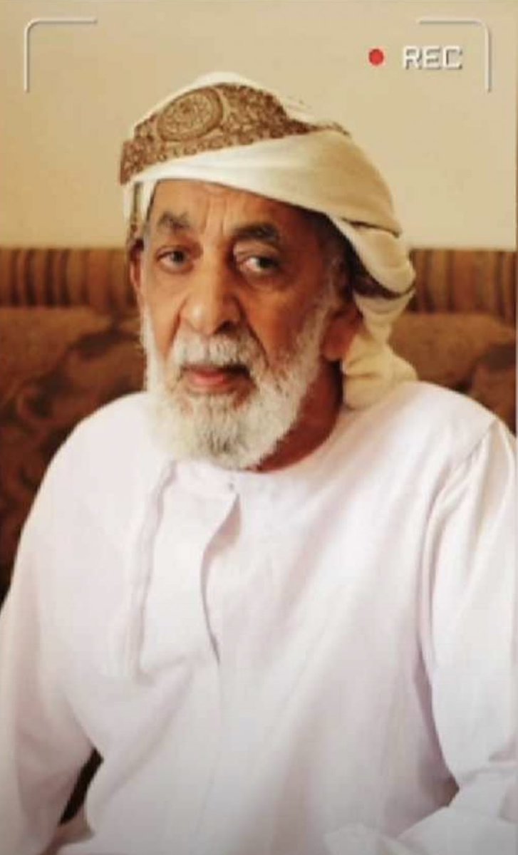 Abumalik80's tweet photo. في كل ليلة قبل نومه يقرأ القرآن، و (يَدْرُسُه) كما كان يقول، كثير الصمت والتفكر؛ محباً لفعل الخير؛ ومهتماً بأرحامه يزورهم واحداً تلو الآخر على رغم كبر سنه وضعف جسده..
#العم_عبدالله_الصبحي في ذمة الله
رحمك الله وغفر لك. https://t.co/kGDKIcNCkC