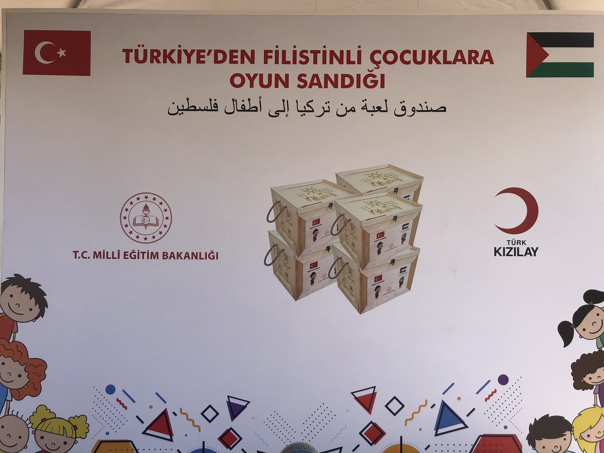 Filistin'li bir çocuk Türkiye'den  gönderilen Oyun Sandığını açtığında şairler konuşacak.

"insanın ne değeri olabilir, 
evsiz barksız, 
yersiz yurtsuz, 
bayraksız

"çocuklar öldürülmesin şeker de yiyebilsinler."

"Kudüs’ü İstanbul gibi görüyorum
İstanbul’u Kudüs gibi görüyorum"