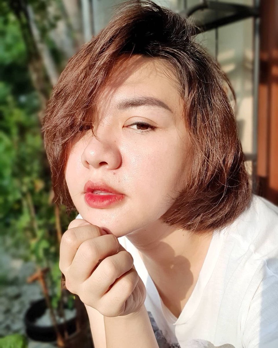 Siang semua.. sebenernya ga niat potong sependek ini siih. Tapi ya emang pasrah bilang mau potong pendek yang bikin keliatan muda, tirus dan rambut gausah di apa2in udah bervolume cuma dikeringin karena ibuk2 suka malesss suruh keringin rambut padahal  karena pandemi gini.