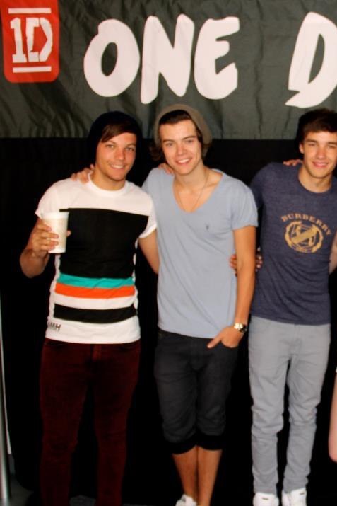 ThisDayInLarrie's tweet photo. 9 Jun 2012 ☕😊 Harry and Louis pose with fans in Las Vegas. https://t.co/yAZEp2sqj2