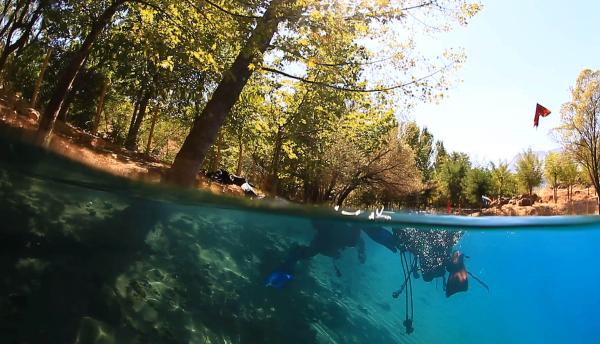 Kahramanmaraş’ta, hem kaynağı hem de suyunun renginin nedeni belirlenemediği için "Gizemli cennet" olarak adlandırılan doğa harikası Yeşilgöz Mesire Alanı, yoğun ilgi görüyor. (Altında define yoktur)
