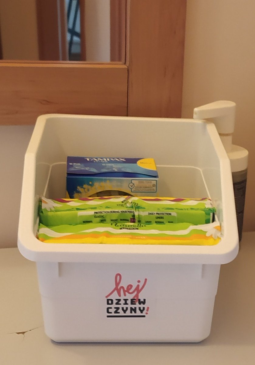 U nas też jest pudełko dla uczennic <a href="/a_menstruacja/">Akcja Menstruacja</a> 😊