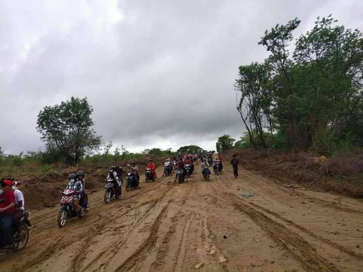 Myanmar_Now_Eng's tweet photo. Residents of Myaing Township in Magway rallied on their motorcycles today (Jun 10) despite heavy rain to show their opposition to Myanmar's coup regime.

#WhatsHappeningInMyanmar https://t.co/B29pwJvtBd