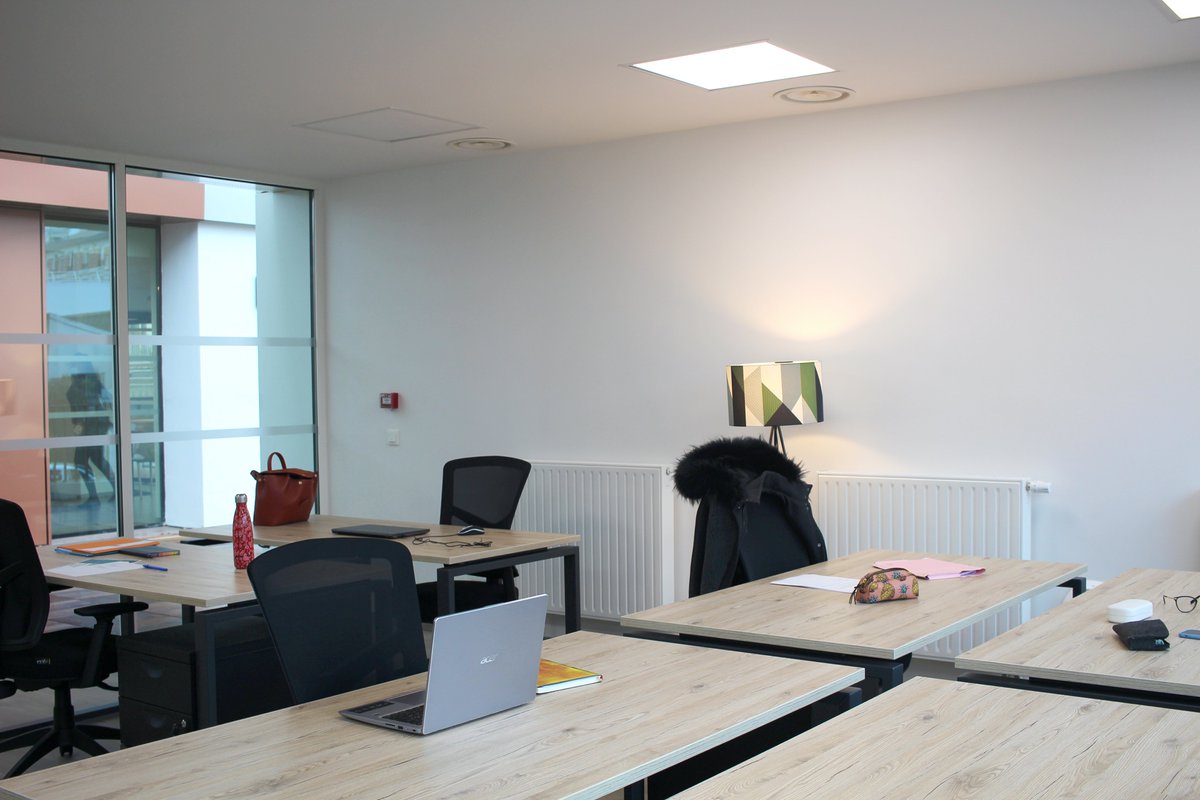 [#Coworking] La Pousse🌱 met à disposition différents espaces qui s'adaptent aux besoins de chacun:
➡️Les bureaux nomades, pour ceux qui sont de passage
➡️Les bureaux individuels, pour ceux qui veulent du calme
➡️Les salles de réunion, pour les groupes

➡️lapousse-coworking.com