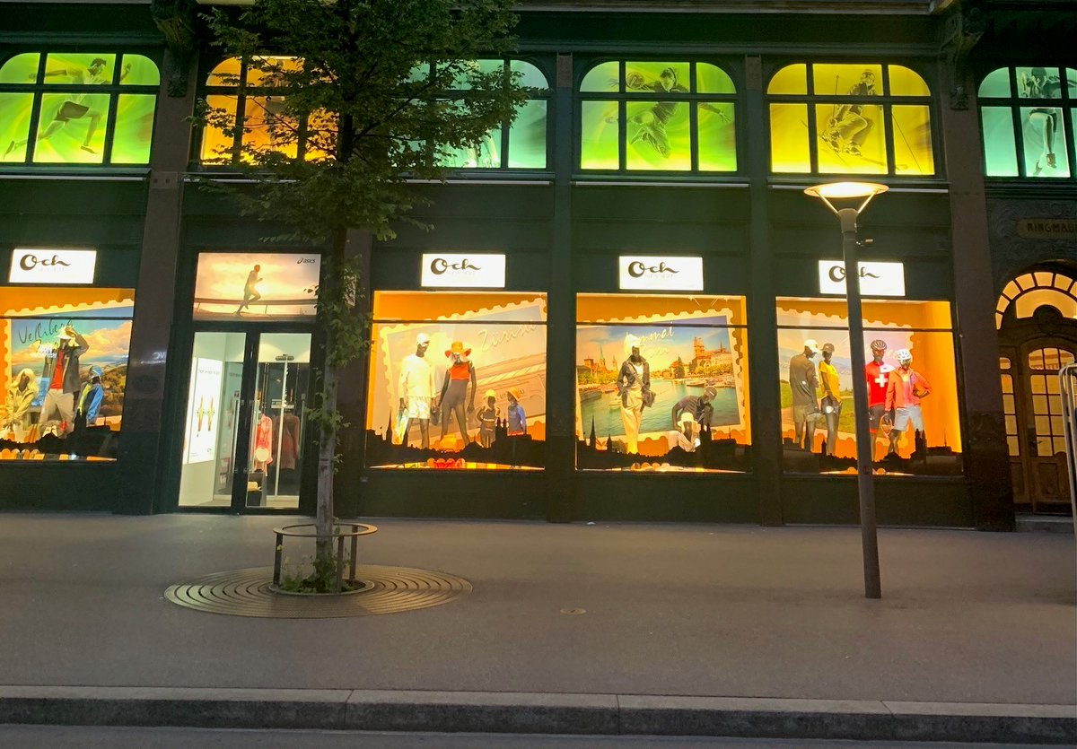 "Mis Züri" heisst die aktuellste Schaufensterkampagne an der Bahnhofstrasse 56. Och hat sich für eine lokale Kampagne entschieden und unterstreicht dies zusätzlich mit lokalen Labels wie beispielsweise #andrewandcole und #nathalieschweizer.
Och Sport - Sportspezialist seit 1837.