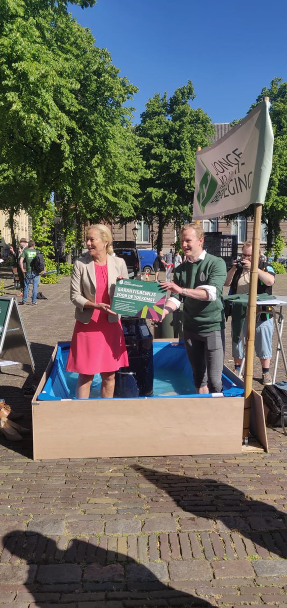 RaoulBoucke's tweet image. Vandaag hielden @SigridKaag en ik geen droge voeten om de oproep van de @JKBonline tot het instellen van een #klimaatautoriteit te onderstrepen.

De klimaatautoriteit is een bewaker van het klimaatbeleid en zal concrete voorstellen doen om de klimaatdoelen te halen.