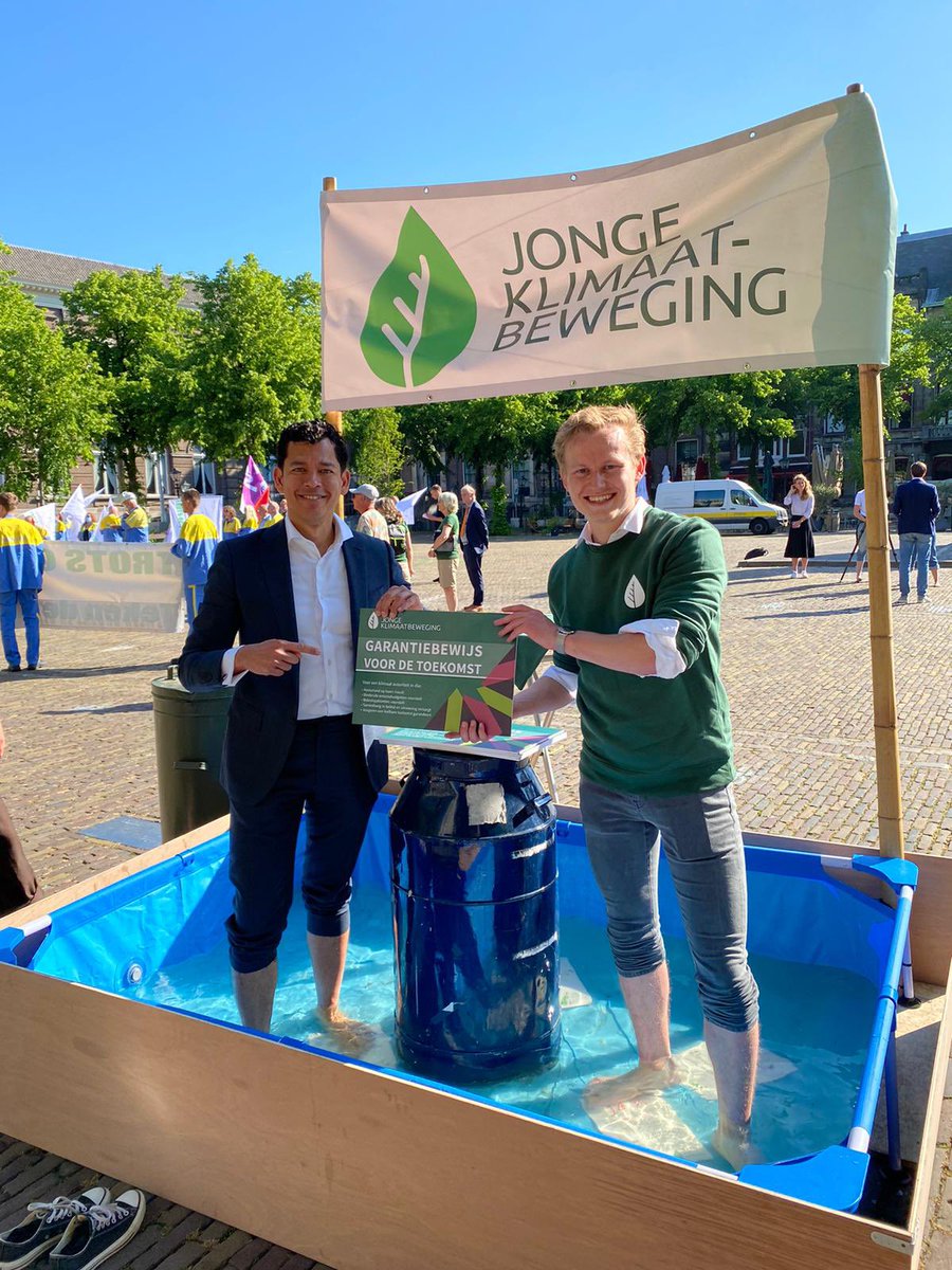 RaoulBoucke's tweet image. Vandaag hielden @SigridKaag en ik geen droge voeten om de oproep van de @JKBonline tot het instellen van een #klimaatautoriteit te onderstrepen.

De klimaatautoriteit is een bewaker van het klimaatbeleid en zal concrete voorstellen doen om de klimaatdoelen te halen.