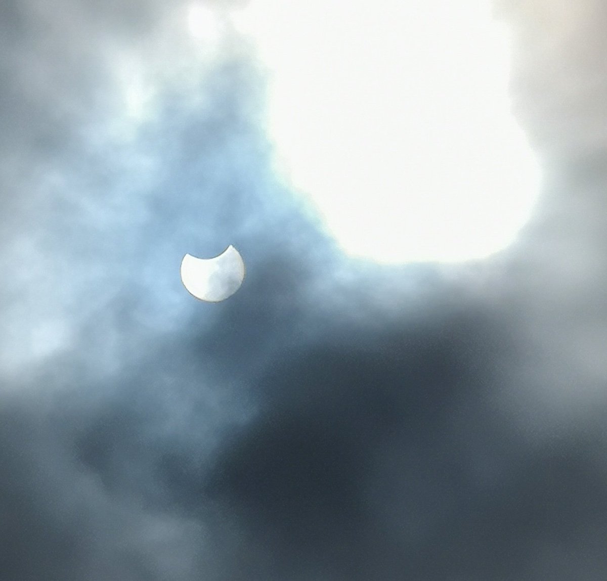vgallova's tweet photo. #solareclipse2021 #london #solareclipselondon https://t.co/TZ4QN1xqUa