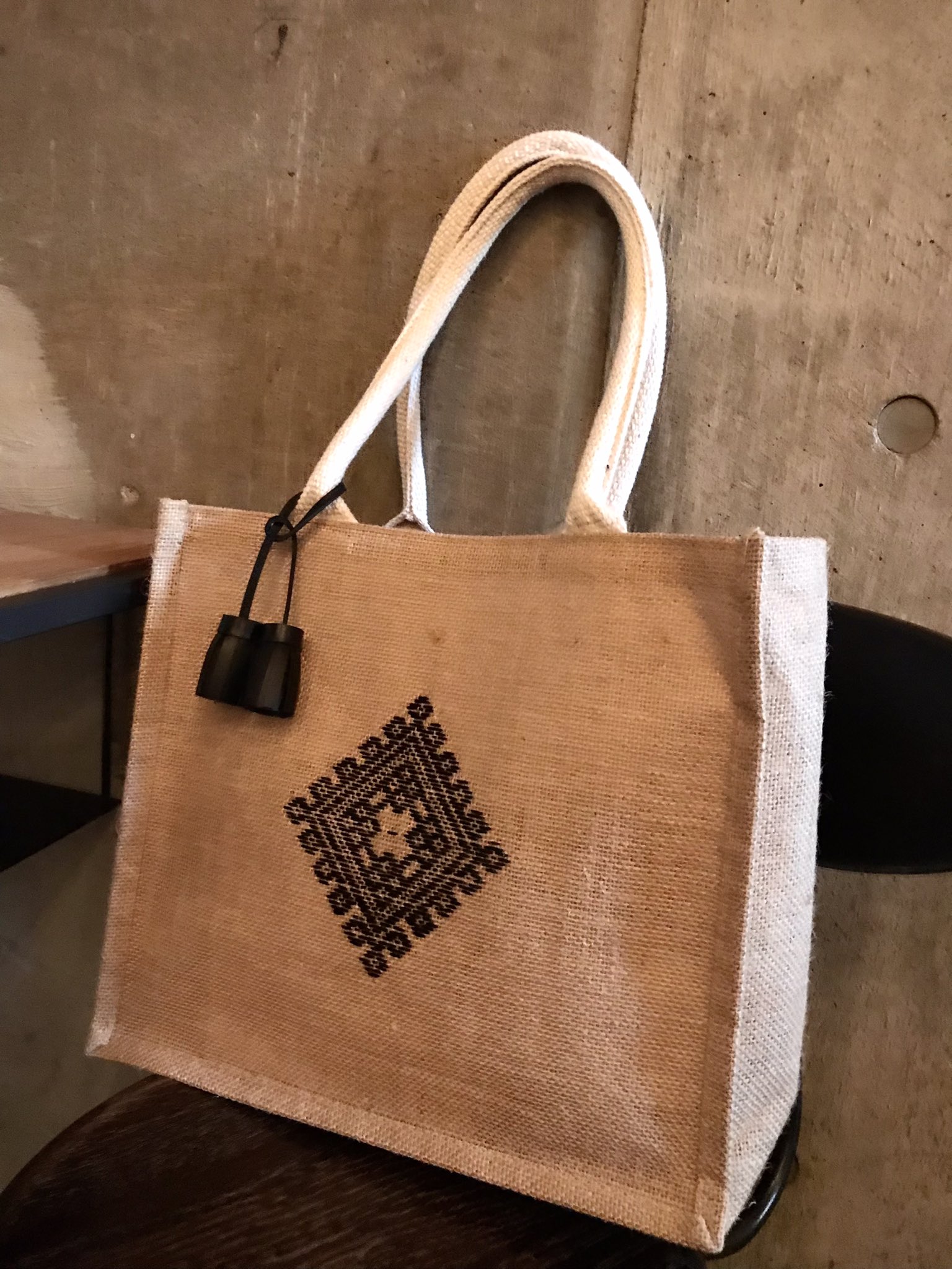 Chiam S Gallery チャムズ ギャラリー こんばんは 無印良品 の ジュートバッグ に こぎん刺し チクチク 1年越し でやっと出来上がりましたw タッセル もつけてみて いい感じ たくさん入るし 今年の夏 大活躍 の予感 色違いも作ってみよっ