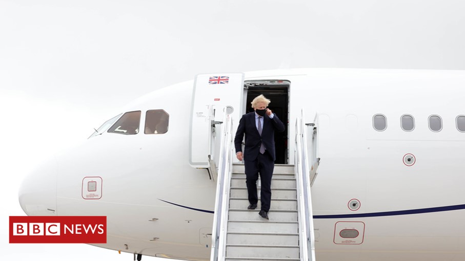 Boris Johnson departs plane