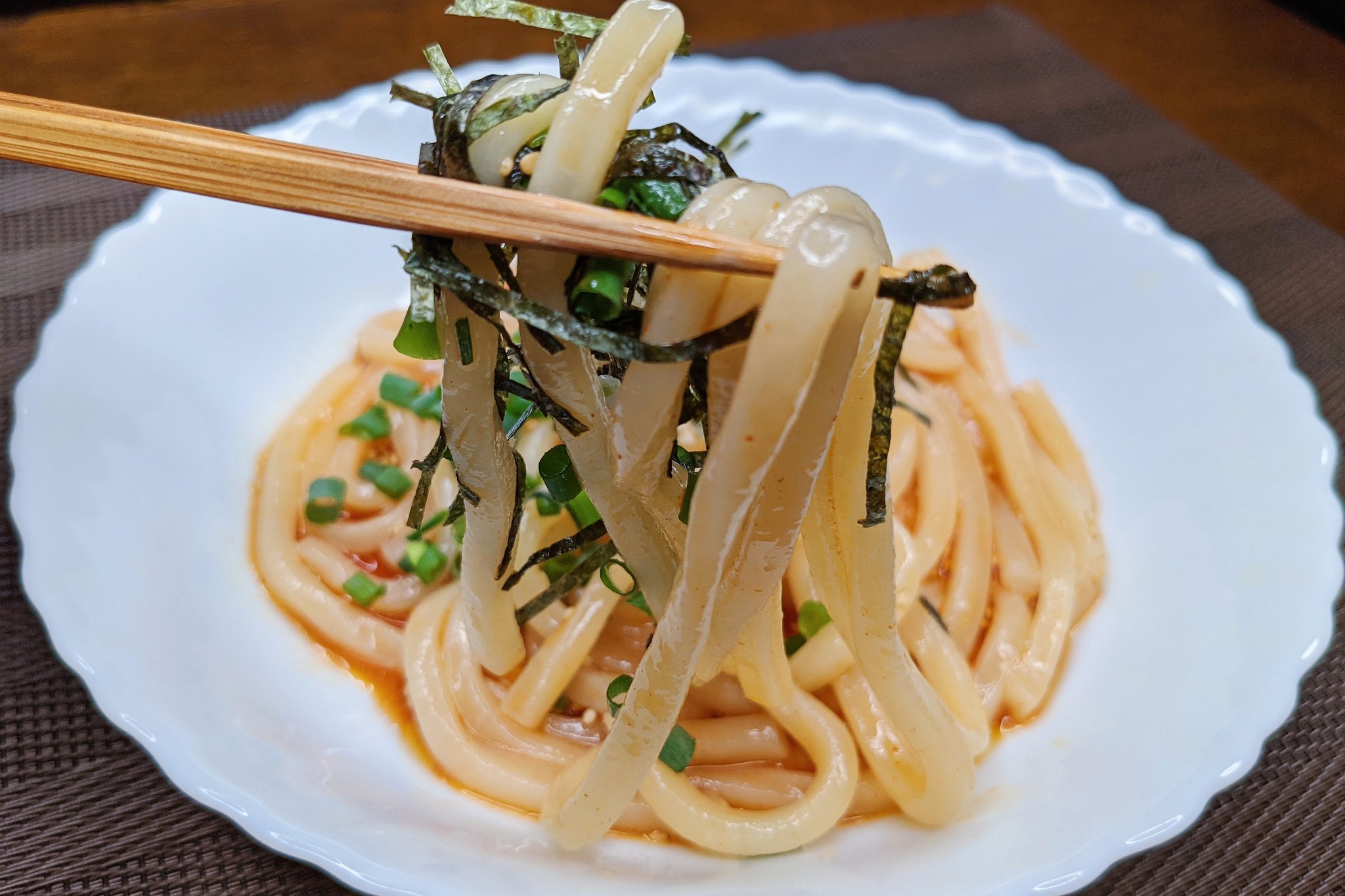 ハマごはん お手軽レシピ 極旨のピビンうどん うどんを湯がいて 冷水でよく冷して水気を切る にめんつゆ ポン酢 ごま油 コチュジャン にんにくを混ぜて白ごま きざみのり ねぎをのせれば完成 暑い時期にピッタリの一品です ピリ辛で