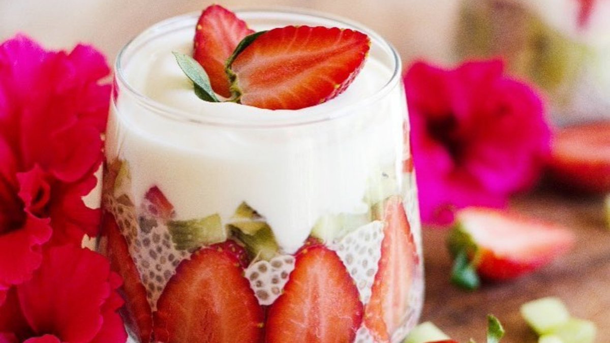 WaiLanaYoga's tweet image. Overnight chia pudding.
I soaked 1/2 cup chia seeds in 2 cups of coconut milk and topped with fresh fruit and yogurt.
This picture features a handful of beautiful hibiscus flowers from my morning japa meditation walk.
For more #recipe ideas: hubs.li/H0P_nCT0