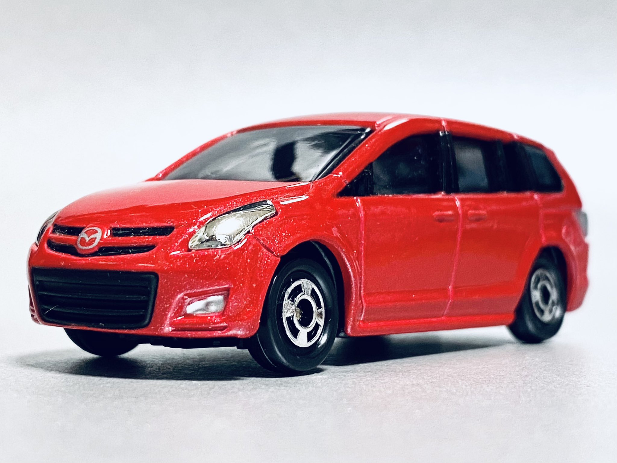フォンティエ マツダ Mpv マルチパーパスビークルを名乗る スポーティな走りの良さをアピールするミニバン 色々混ぜると中途半端になって売れなくなるが こいつもモデルチェンジは無く最後のmpvとなった トミカは06年の新車で4年ほど現役 今の