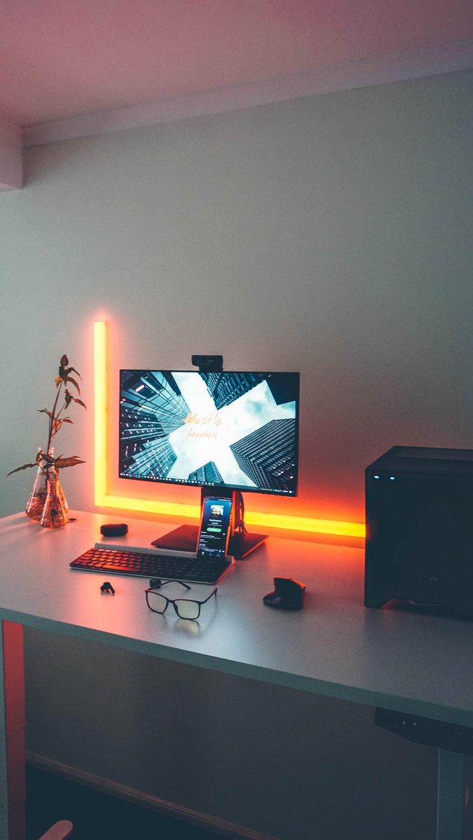 telilight's tweet image. hhave a nice desk.